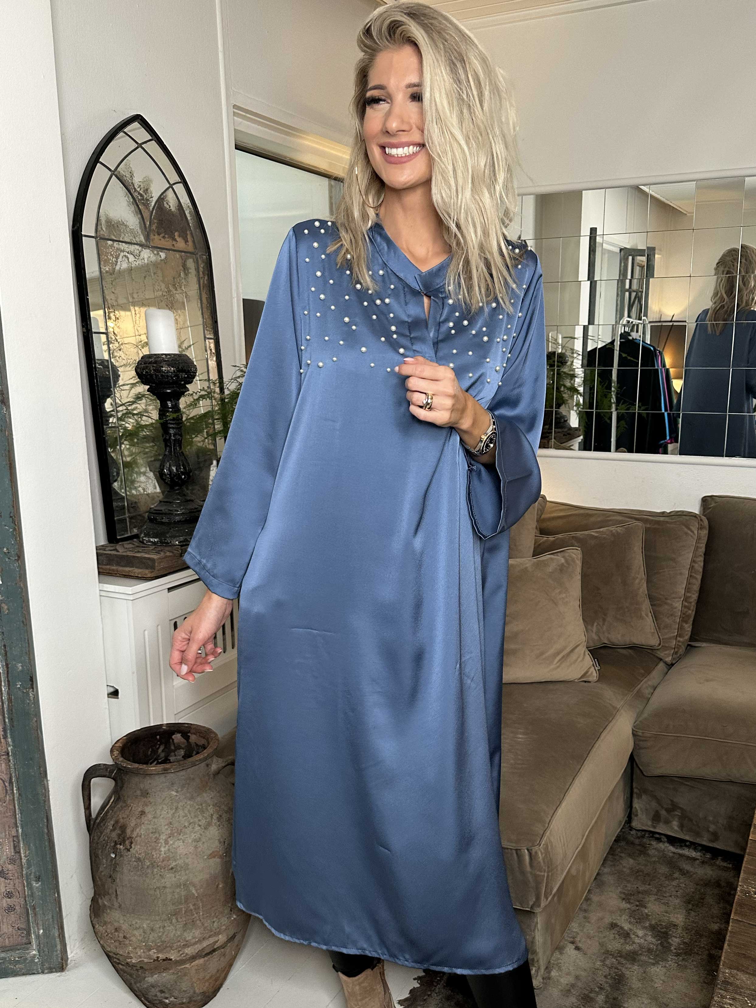 Emilia - Klänning i silkelook med lös passform och vita pärlor